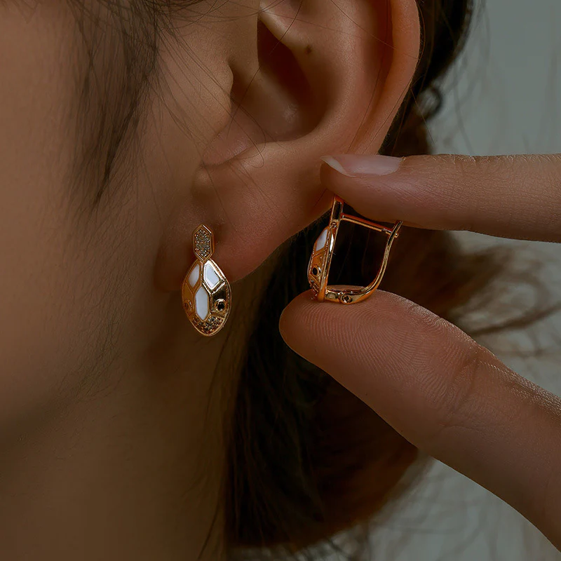 Luxury Turtle Design Niche Earrings - Image 4